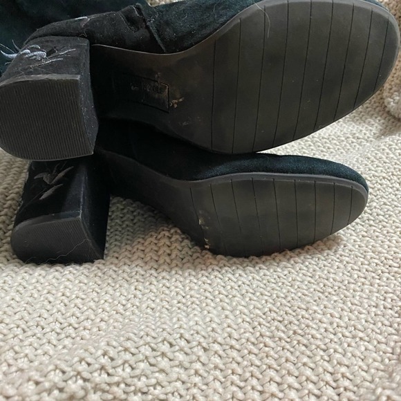 Kenneth Cole NY Suede Claire Boots, Size‎ 6 - Picture 4 of 5